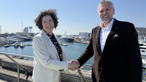From left to right: Anna Orti, Director of Indra Group Catalonia, and Sergi Figuerola, Director of i2CAT, shake hands