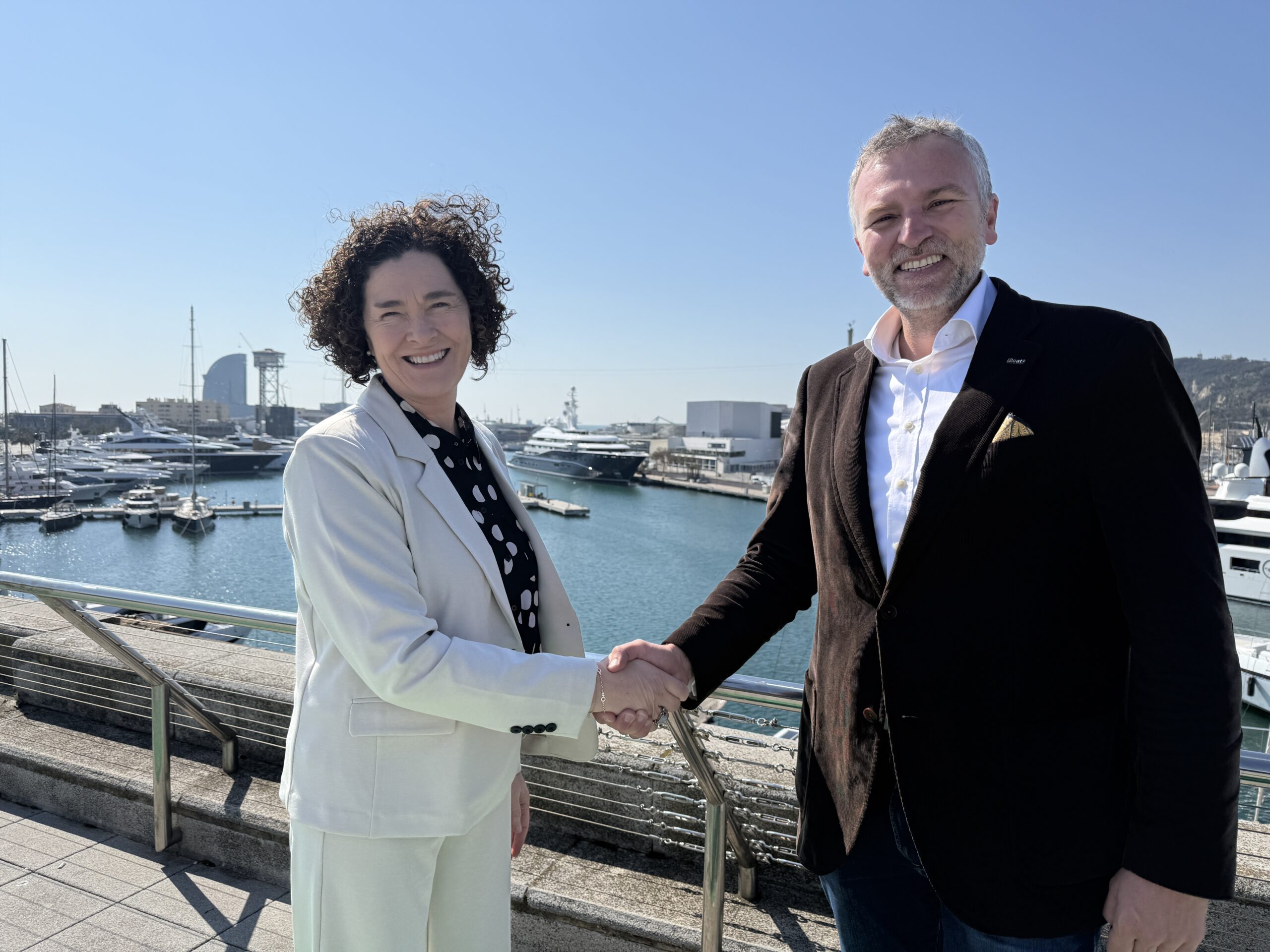 D'esquerra a dreta: Anna Orti, directora d'Indra Group Catalunya, i Sergi Figuerola, director d'i2CAT, es donen la mà
