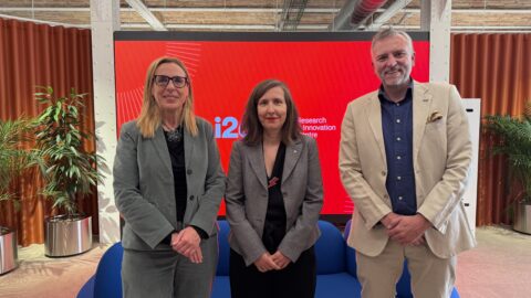 D'esquerra a dreta: la rectora de la UOC, Àngels Fitó; la directora general de Recerca de la Generalitat de Catalunya, Teresa Sanchis, i el director d'i2CAT, el Dr. Sergi Figuerola.